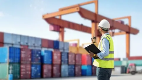 Ciclo Superior en Transporte y Logística: profesional gestionando el tráfico y la logística terrestre