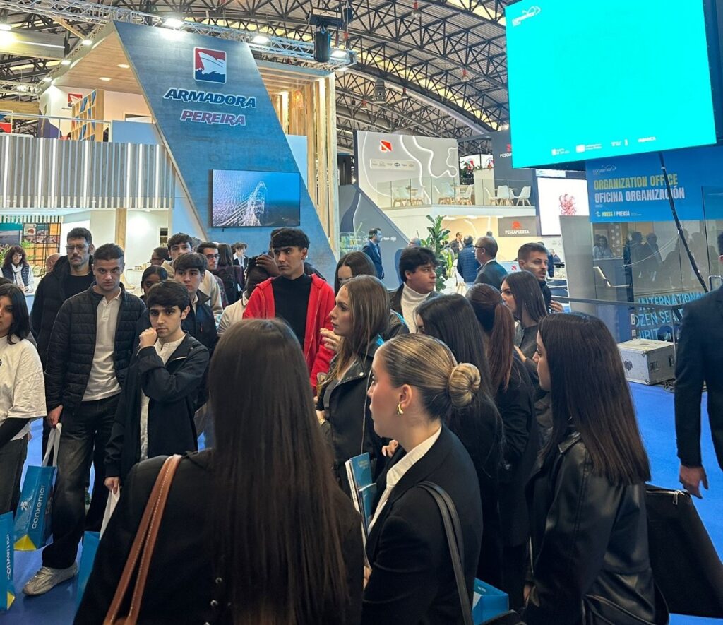 Alumnos del Campus Politécnico Aceimar del Grado Superio de Marketing y Publicidad dentro de la Feria Conxemar