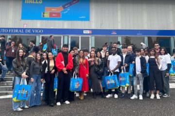 Feria Conxemar: El alumnado del Campus Politécnico Aceimar del Grado Superior de Marketing y Publicidad en la entrada de la Feria Conxemar.