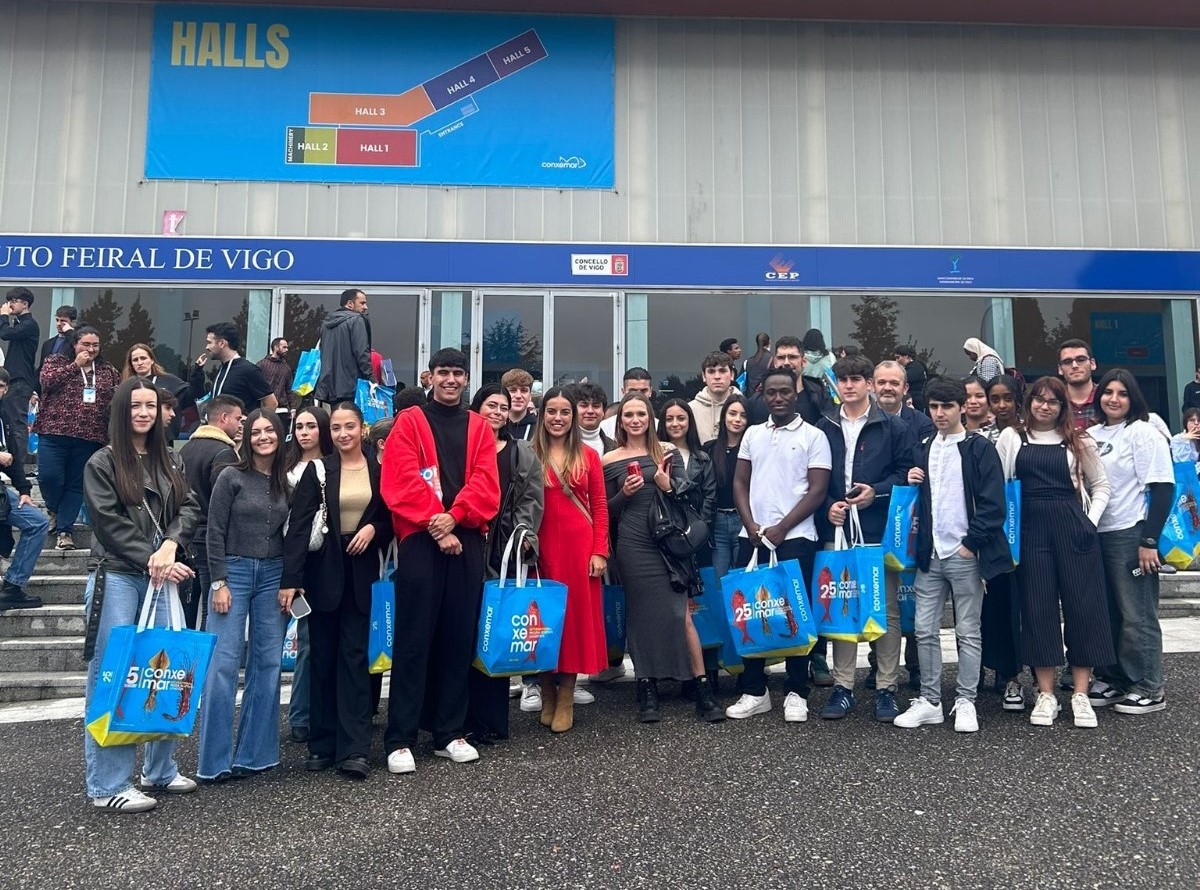Feria Conxemar: El alumnado del Campus Politécnico Aceimar del Grado Superior de Marketing y Publicidad en la entrada de la Feria Conxemar.