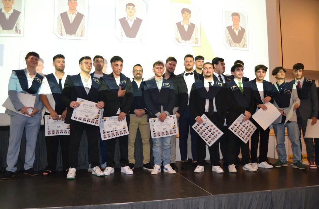 Ceremonia de graduación 2025: los alumnos del CS de Automatización y Robótica reciben sus diplomas