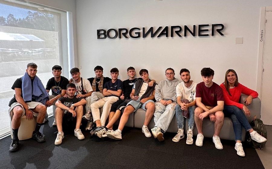 ALUMNADO DE LA FP DE AUTOMATIZACIÓN Y ROBÓTICA INDUSTRIAL EN SU VISITA A BORGWARNER