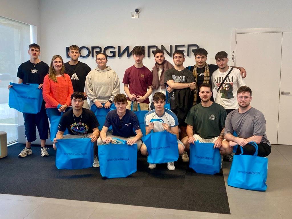 ALUMNADO DE LA FP DE AUTOMATIZACIÓN Y ROBÓTICA EN LA VISITA A BORGWARNER